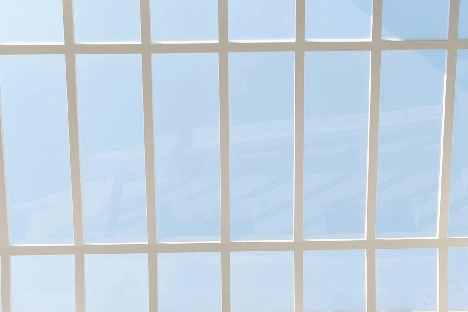 Schutzversiegelung wird auf eine transparente Außenfläche aufgetragen