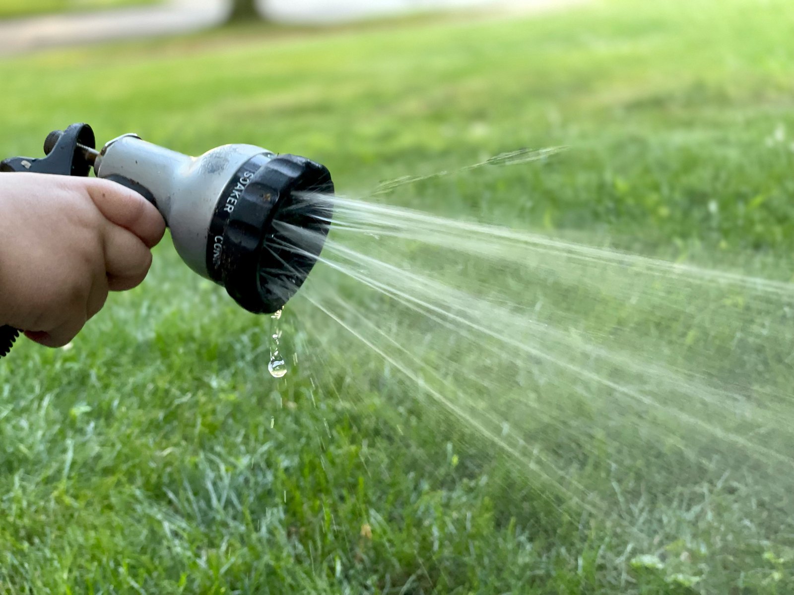 Wasserstrahl spült eine Außenfläche ab