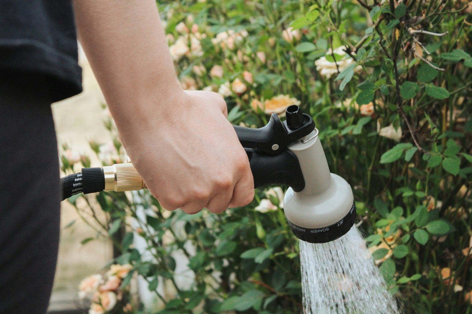 Gartensprüher beim Einsatz im Freien
