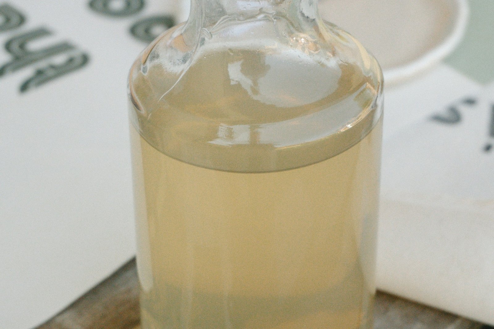 Essigflasche als Hausmittel zur Reinigung